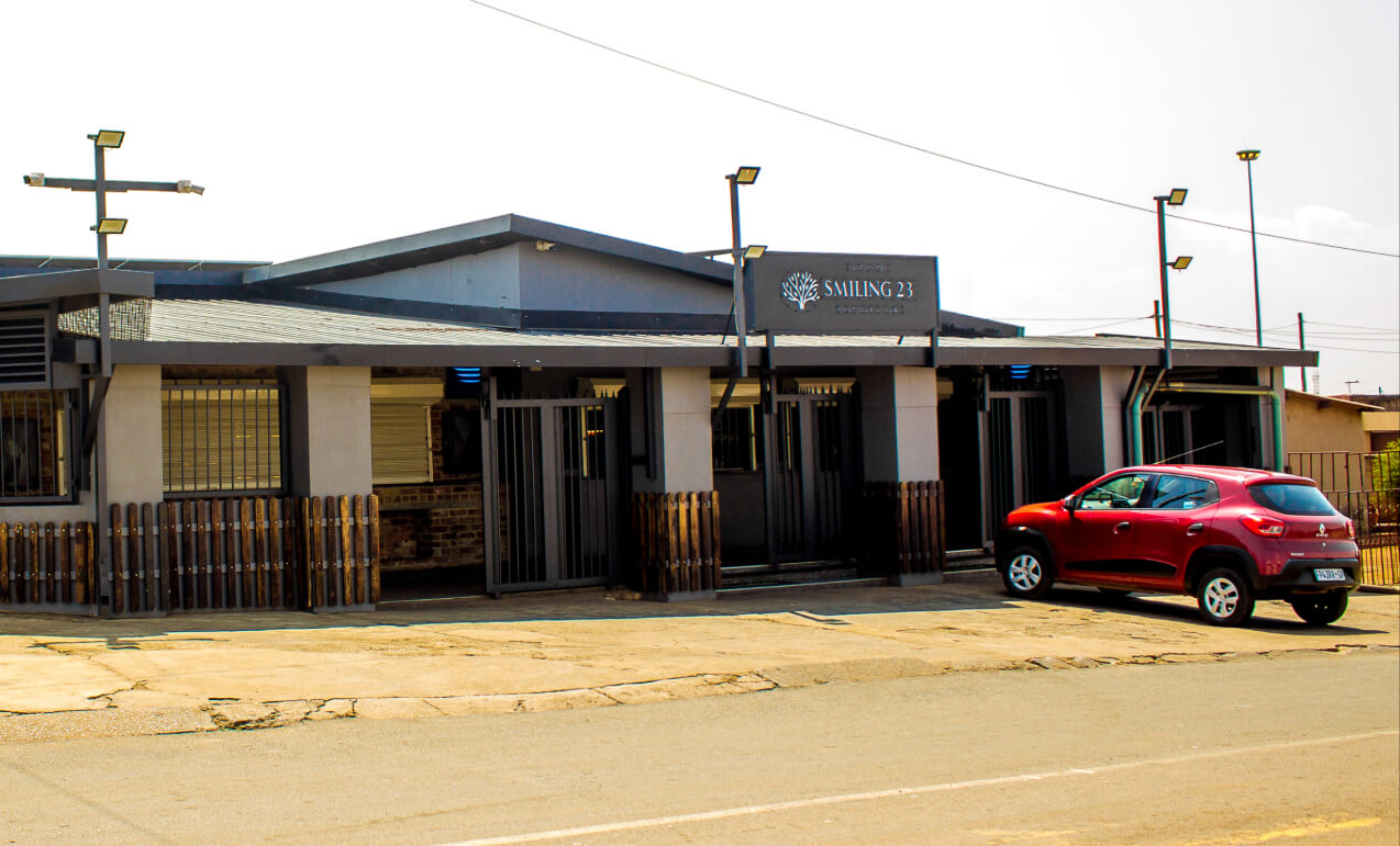 Smiling23_Liquor_outside